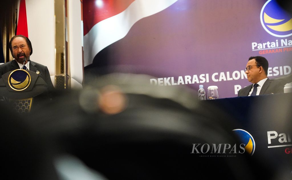 Ketua Umum Partai Nasdem Surya Paloh (kiri) saat membacakan pidatonya di depan Gubernur DKI Jakarta Anies Baswedan (kanan) pada acara Pengumuman Calon Presiden Pemilu 2024 yang diusung Partai Nasional Demokrat (Nasdem) di Nasdem Tower, Jakarta, Senin (3/10/2022). Nasdem mengusung Anies Baswedan sebagai bakal capres Pemilu 2024. 