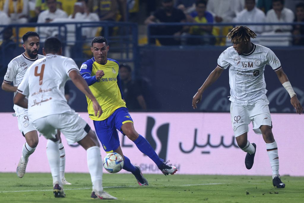 Penyerang Al-Nassr, Cristiano Ronaldo, dibayangi tiga pemain belakang Al Shabab pada laga Liga Arab Saudi di Stadion Al-Awwal Park, Riyadh, 23 Mei lalu. Ronaldo gagal membantu Al-Nassr meraih gelar juara liga musim ini.