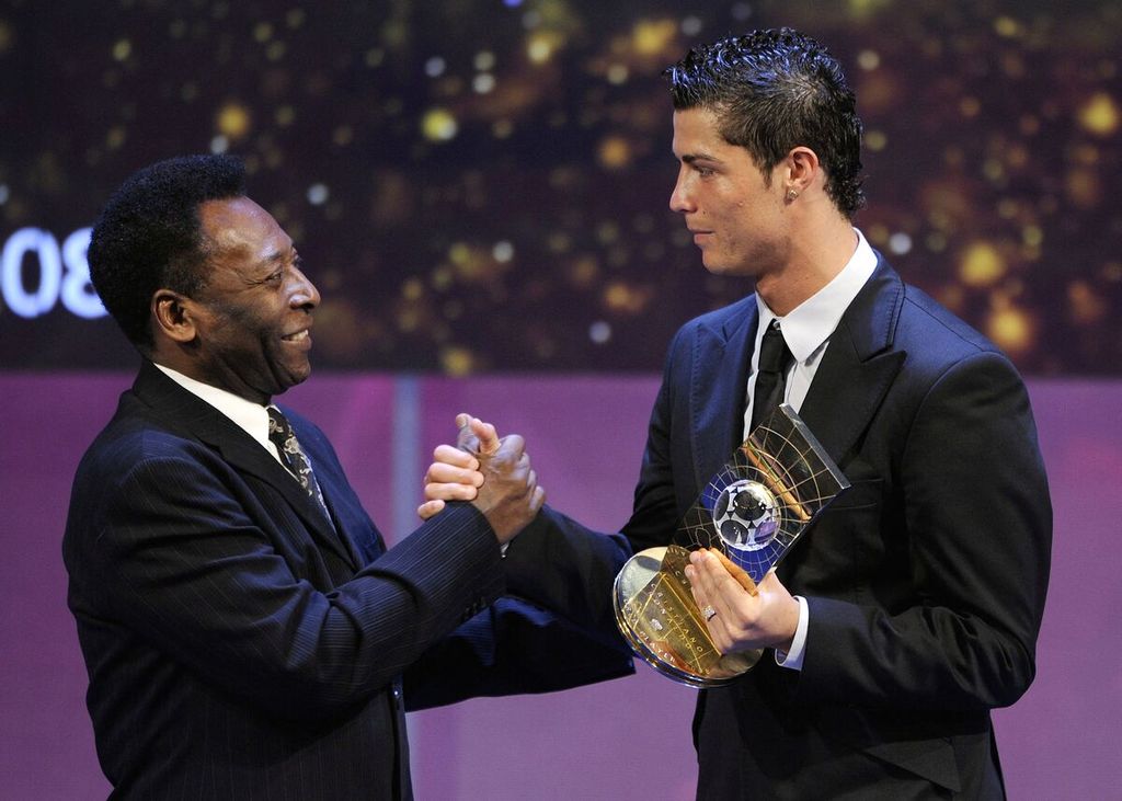 Arsip foto bertanggal 12 Januari 2009 menampilkan pesepak bola Portugal, Cristiano Ronaldo, menerima penghargaan FIFA sebagai pemain terbaik 2008 yang diserahkan legenda sepak bola asal Brasil, Pele.  
