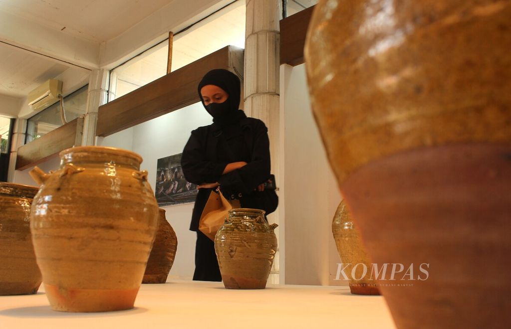 Pengunjung mengamati keramik koleksi Bentara dalam Pameran Keramik Singkawang di Bentara Budaya Jakarta, Minggu (11/9/2022). Pameran yang menampilkan aneka keramik mulai abad ke-17 itu berlangsung pada 10-18 September 2022.