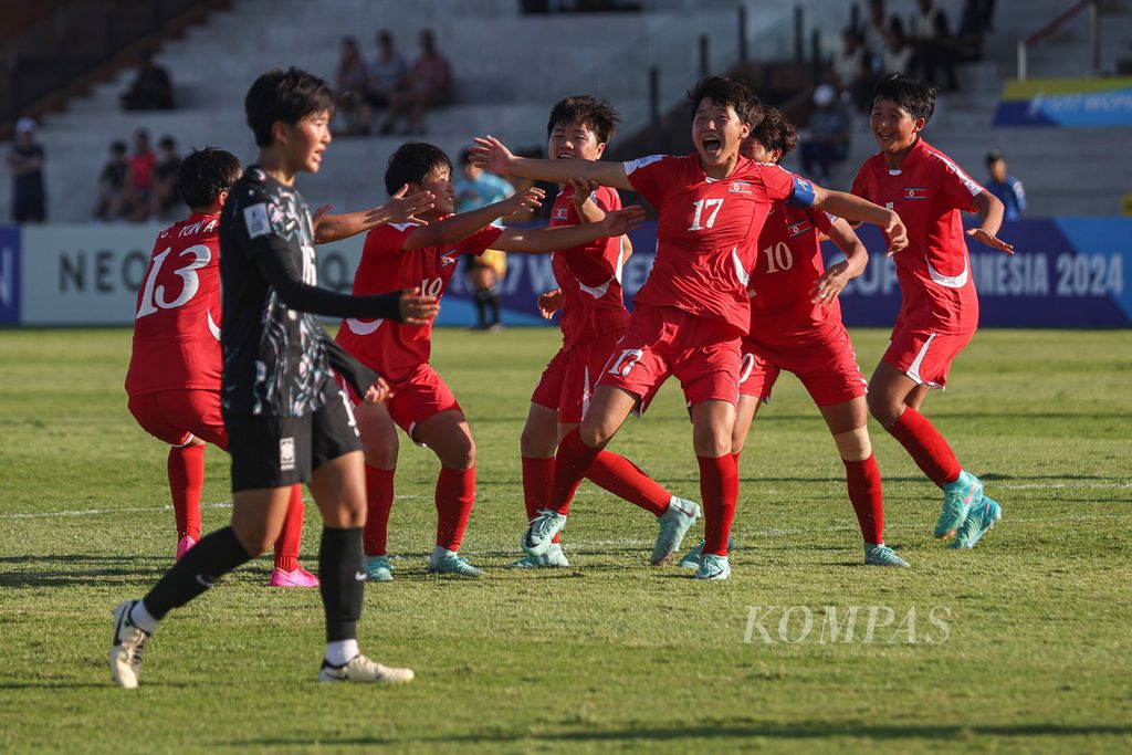 Pemain Korea Utara, Ri Kuk Hyang (nomor 17), melakukan selebrasi setelah mencetak gol saat melawan Korea Selatan pada laga perdana Piala Asia Putri U-17 di Bali United Training Center, Gianyar, Bali, Senin (6/5/2024). 