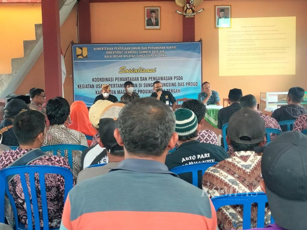Sosialisasi perihal kegiatan tambang di Kali Tringsing, di Balai Desa Paten, Kecamatan Dukun, Kabupaten Magelang, Jawa Tengah, Kamis (3/11/2022).