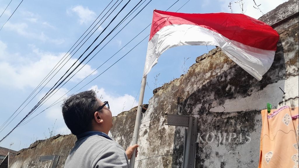 Residents of RT 02 RW 03, Lesanpuro Village, Kedungkandang District, Malang City, East Java, raised the red and white flag on Sunday (30/7/2023). In addition to community service to beautify the environment, this afternoon the residents also held a bantengan art performance to welcome the arrival of August.