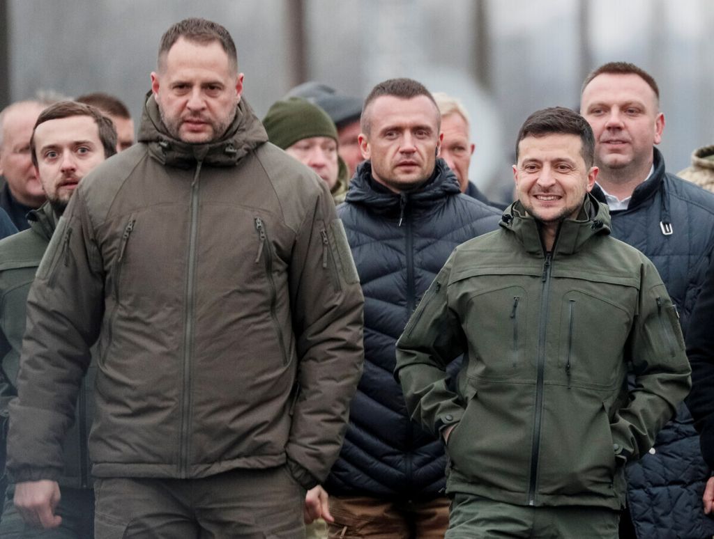 Presiden Ukraina Volodymyr Zelenskyy (kanan) dan Andriy Yermak (kiri), asisten senior kepresidenan Ukraina, tengah berkunjung ke permukiman sementara di Stanytsia Luhanska, Ukraina, 20 November 2019.