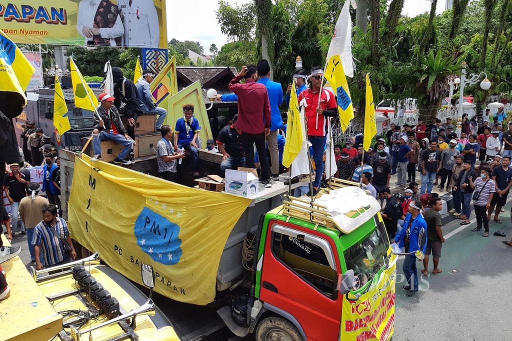 Suasana demonstrasi yang dilakukan sopir truk dan mahasiswa di depan Kantor Wali Kota Balikpapan, Kalimantan Timur, Rabu (30/3/2022). 