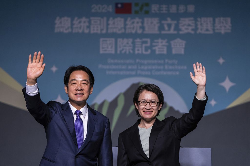 Wakil Presiden Lai Ching-te, yang juga dikenal dengan sapaan William Lai (kiri), merayakan kemenangannya dalam pemilu Presiden Taiwan bersama wakil pasangannya, Bi-khim Hsiao, di Taipei, Taiwan, Sabtu (13/1/2024). 