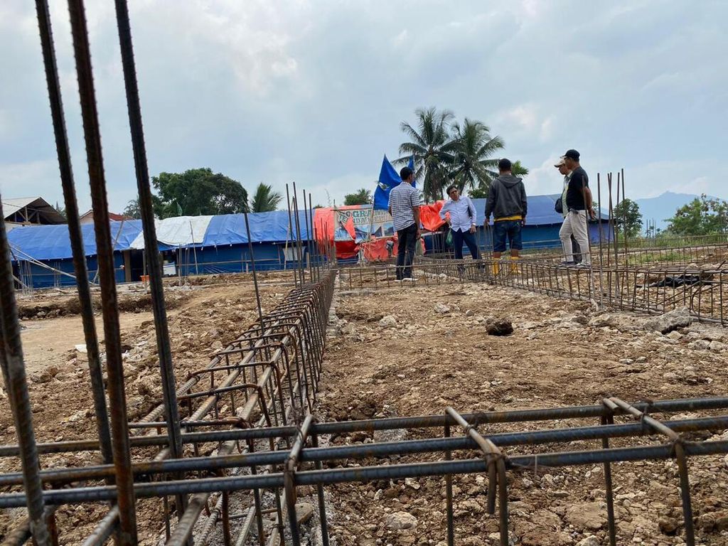 Proyek gedung PKBM Sarbini di Desa Sukamanah, Kecamatan Cugenang, Kabupaten Cianjur, Rabu (5/7/2023). Proyek tersebut didanai donasi pembaca harian <i>Kompas</i>/Kompas.id yang dikelola Yayasan Dana Kemanusiaan Kompas.
