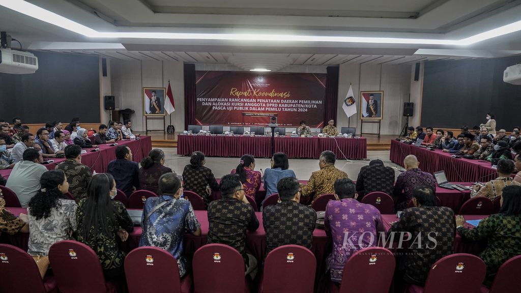Suasana pertemuan antara perwakilan KPU tingkat provinsi dengan KPU tingkat pusat dalam rapat koordinasi jelang Pemilu 2024 di Gedung KPU, Jakarta, Minggu (18/12/2022). 