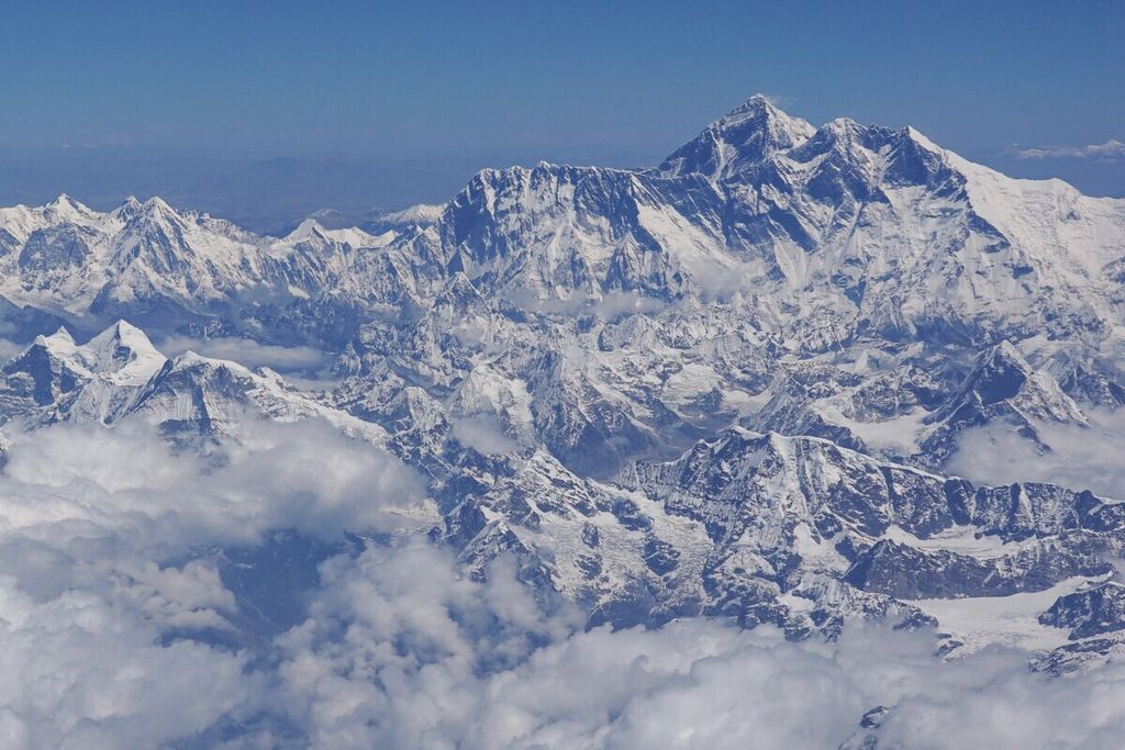 Dalam foto yang diambil pada tanggal 27 April 2019 ini, pemandangan udara Gunung Everest terlihat dalam penerbangan dari Nepal ke Bhutan.