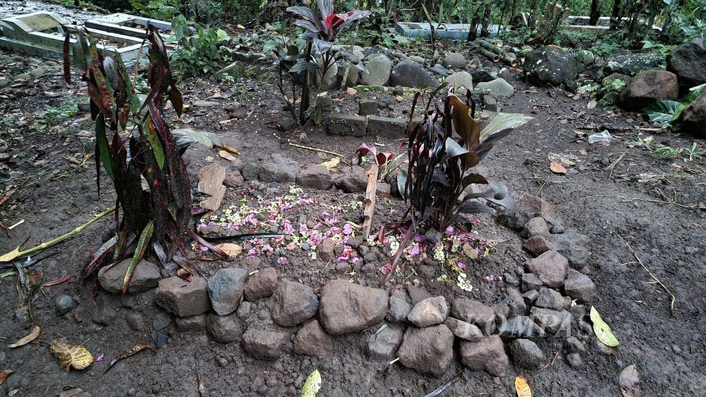 Kondisi makam F (11), korban dugaan perundungan di Kecamatan Singaparna, Kabupaten Tasikmalaya, Jawa Barat, Jumat (22/7/2022). F diduga mendapatkan perundungan setelah video dia dipaksa melakukan tindakan asusila kepada hewan beredar di media sosial.