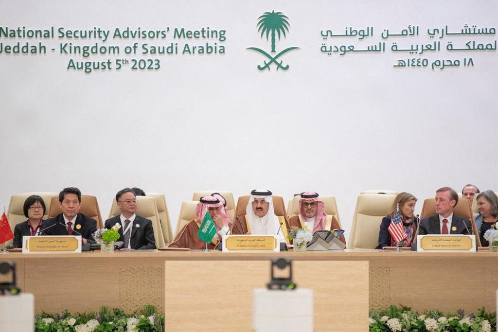 Penasihat Keamanan Nasional Arab Saudi Musaad bin Mohammed al-Aiban (tengah) memimpin forum 42 negara untuk membahas solusi damai perang Ukraina, Sabtu (5/8/2023), di Jeddah, Arab Saudi.  Indonesia salah satu dari 41 negara yang diundang Arab Saudi ke forum itu.