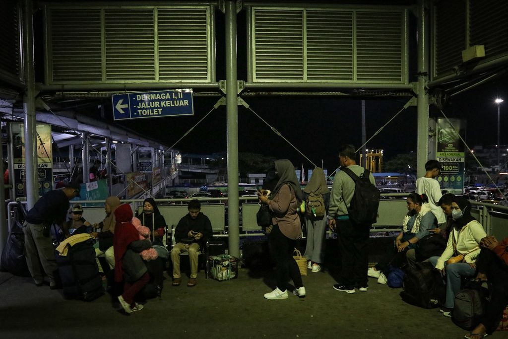 Pemudik menunggu kedatangan feri di Pelabuhan Merak, Cilegon, Banten, Rabu (19/4/2023). 