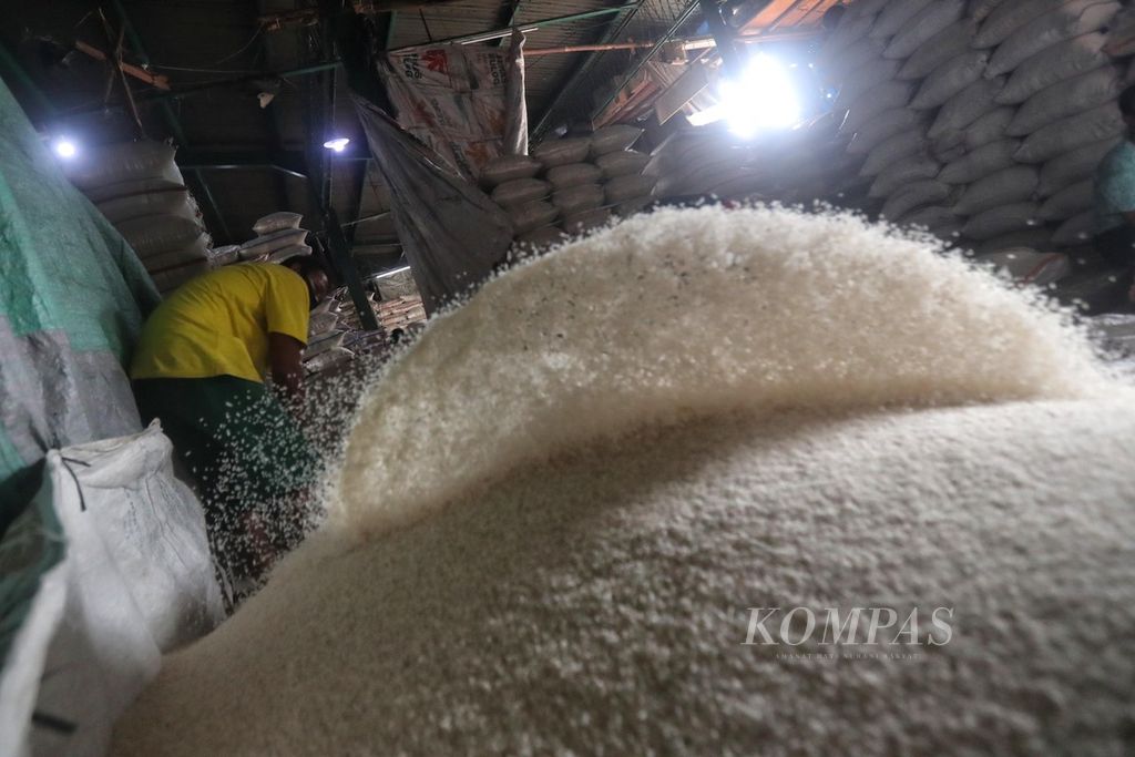 Buruh mengaduk beras di Pasar Induk Beras Cipinang, Jakarta, Kamis (11/3/2021). 