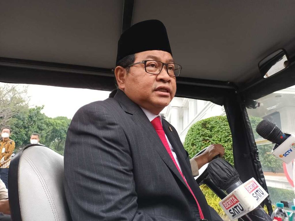 Sekretaris Kabinet Pramono Anung sesaat sebelum Presiden Joko Widodo resmi melantik menteri dan wakil menteri baru untuk sisa masa jabatan periode tahun 2019-2024, pada Rabu, 15 Juni 2022, di Istana Negara, Jakarta.