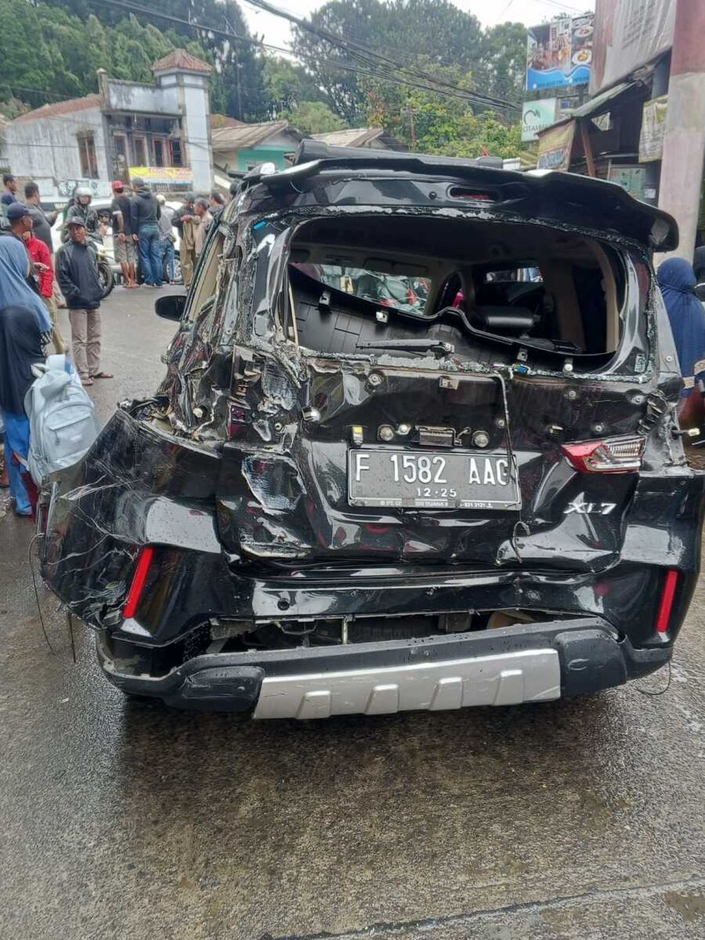 Kondisi kendaraan ringsek setelah mengalami kecelakaan beruntun di Jalan Raya Puncak Km 85, Tugu Selatan, Cisarua, Kabupaten Bogor, Jawa Barat, yang melibatkan sembilan kendaraan, Selasa (23/1/2024).