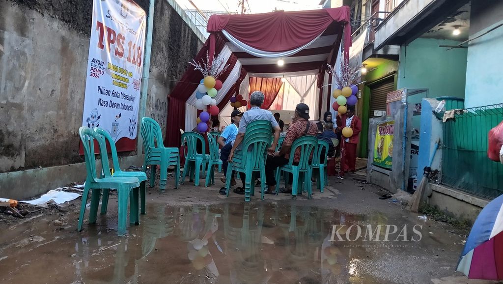 Remaining puddles of water at TPS 118 RT 001 / RW O05, Pulogebang, East Jakarta, on Wednesday (14/2/2024). This polling station carries the theme of traditional clothing to enliven the 2024 elections.