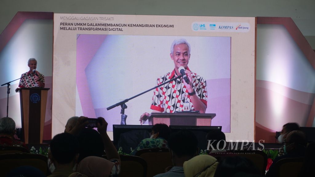 Gubernur Jawa Tengah Ganjar Pranowo menyampaikan pidatonya dalam diskusi bertajuk Peran UMKM dalam Membangun Kemandirian Ekonomi Melalui Transformasi Digital” yang digelar atas kerja sama harian <i>Kompas </i>dan Universitas Negeri Sebelas Maret (UNS) dengan dukungan dari Bank Jateng, di Gedung Ki Hajar Dewantara UNS, Kota Surakarta, Jawa Tengah, Rabu (15/6/2022). Acara tersebut juga bagian dari Festival Bulan Bung Karno.