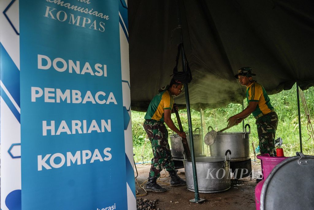 Aktivitas dapur umum Kostrad TNI AD yang menjadi tempat penyaluran donasi pembaca harian <i>Kompas</i> melalui Dana Kemanusiaan Kompas di Ciherang, Pacet, Kabupaten Cianjur, Jawa Barat, Kamis (24/11/2022). 