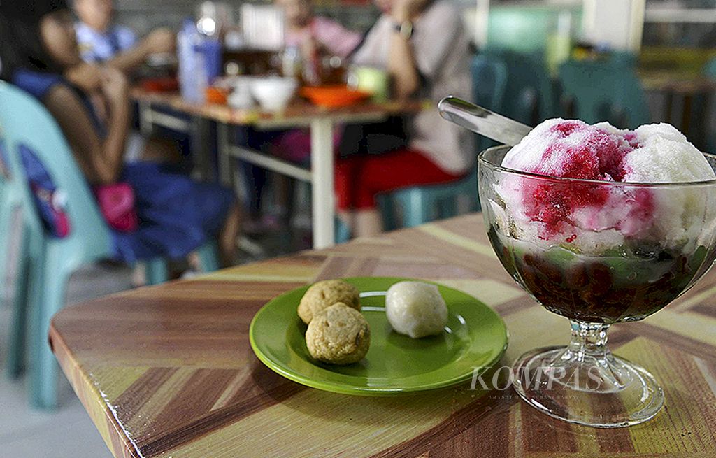 Es shanghai, pempek, dan otak-otak menjadi menu andalan di Restoran Es Shanghai di Jalan Latumenten I, Jelambar, Jakarta, Kamis (21/9).