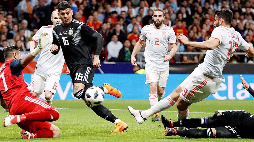Striker Spanyol, Diego Costa (kedua dari kanan), mencetak gol pertama Spanyol saat menghadapi Argentina di Stadion Wanda Metropolitano, Madrid, Rabu (28/3) dini hari WIB. Spanyol menang telak atas Argentina, 6-1.