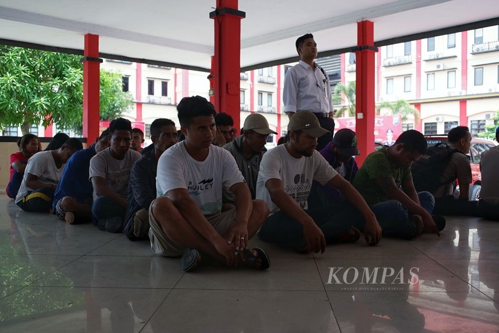 Sebanyak 29 pekerja migran ilegal asal Nusa Tenggara Timur diselamatkan Polda Kepulauan Riau di Pelabuhan Kijang, Bintan, Kepulauan Riau, Senin (26/8/2019).