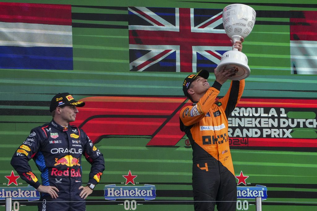 Pebalap McLaren, Lando Norris (kanan), merayakan kemenangannya pada balap Formula 1 seri Belanda di Sirkuit Zandvoort, mengungguli pebalap tuan rumah, Max Verstappen, Minggu (25/8/2024). 