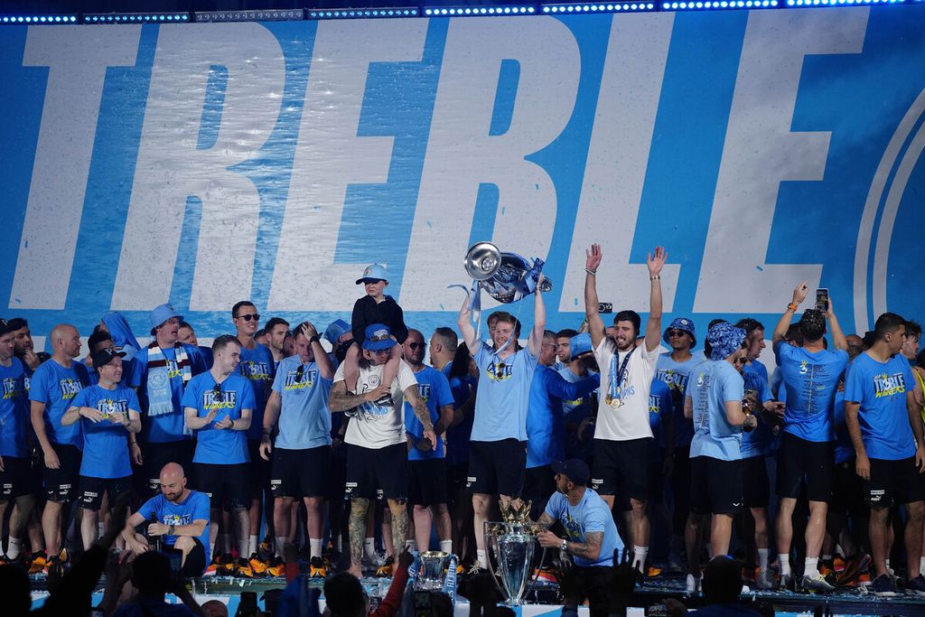 Pemain Manchester City merayakan keberhasilan meraih <i>treble, </i>yaitu juara Liga Inggris, juara Piala FA, dan juara Liga Champions, dalam acara Parade Treble di Manchester, Inggris, Senin (12/6/2023). 