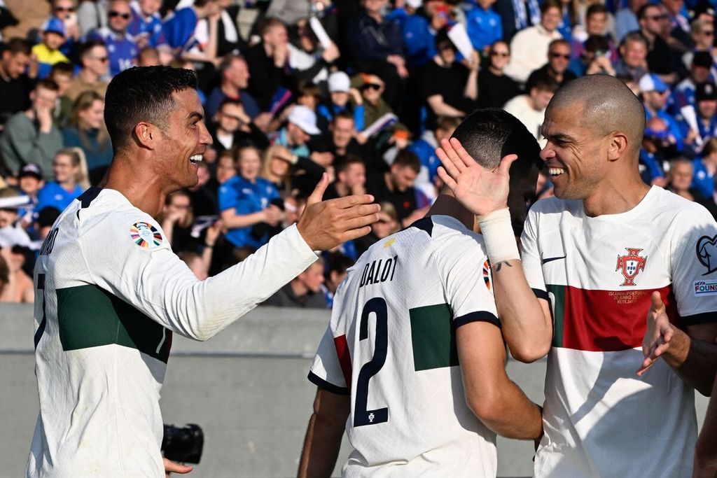 Pemain Portugal Cristiano Ronaldo (kiri) merayakan kemenangan atas Eslandia bersama rekannya, Pepe (kanan), usai laga kualifikasi Piala Eropa Grup J di Reykjavik, Eslandia, Rabu (21/6/2023) dini hari WIB. Portugal menang 1-0 pada laga itu.