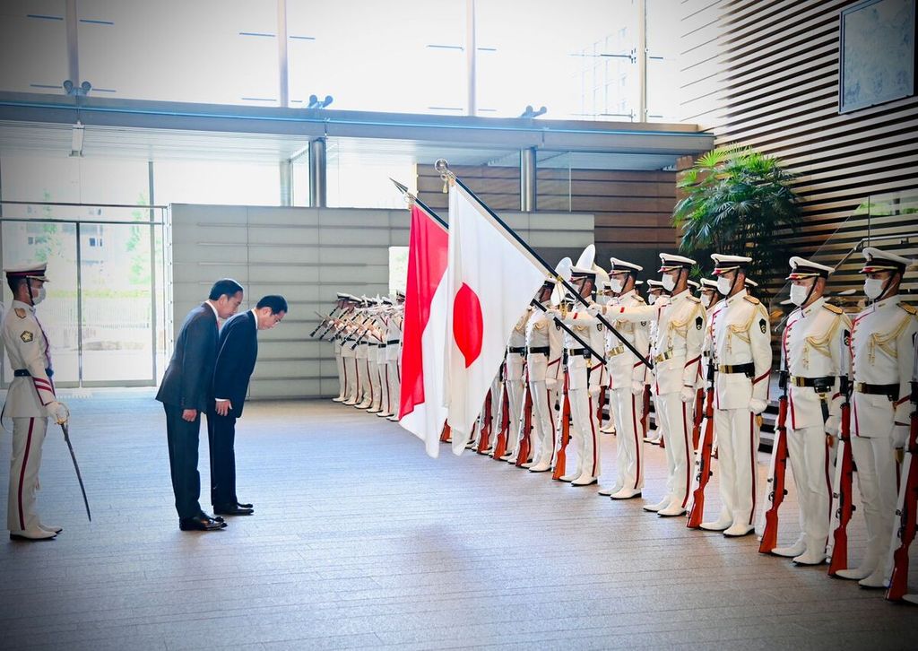  Presiden Jokowi mengikuti upacara penyambutan resmi oleh Perdana Menteri Kishida Fumio di Kantor Perdana Menteri Jepang, Tokyo, Rabu (27/7/2022).