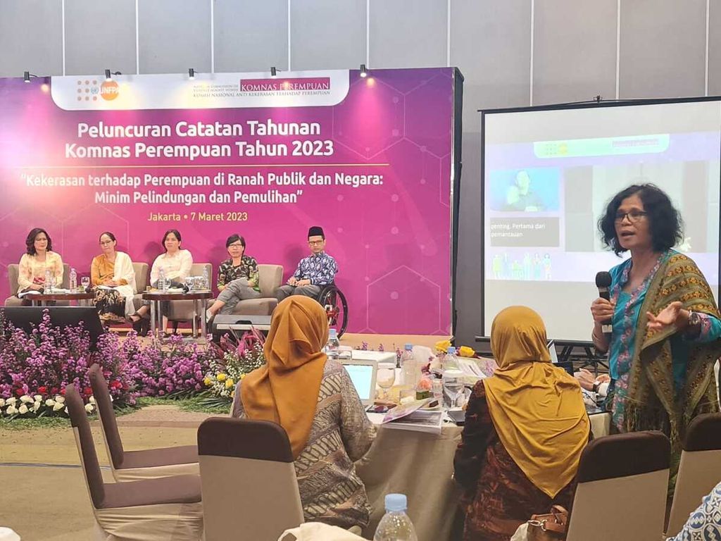 Anggota Komnas Perempuan Rainy Hutabarat memberikan penjelasan pada Peluncuran Catatan Tahunan (Catahu) Komnas Perempuan 2023, Selasa (7/3/2023), di Hotel Santika Premier, Hayam Wuruk, Jakarta.