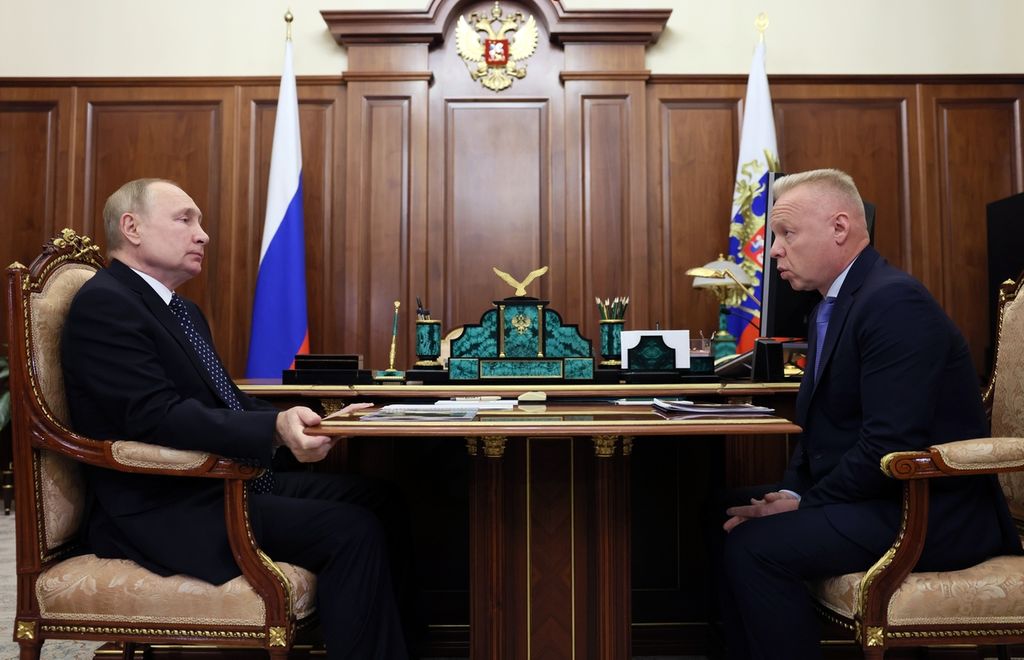 Presiden Rusia Vladimir Putin mendengarkan keterangan Dmitry Mazepin, Ketua Dewan Direktur Uralchem, produsen pupuk terbesar Rusia, di Moskwa, Rusia, 23 November 2022. 