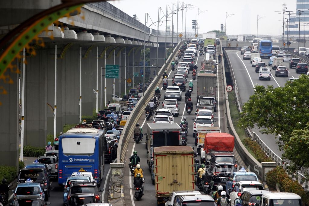 Kondisi kemacetan lalu lintas di Jalan MT Haryono, Jakarta, Selasa (28/11/2023). 
