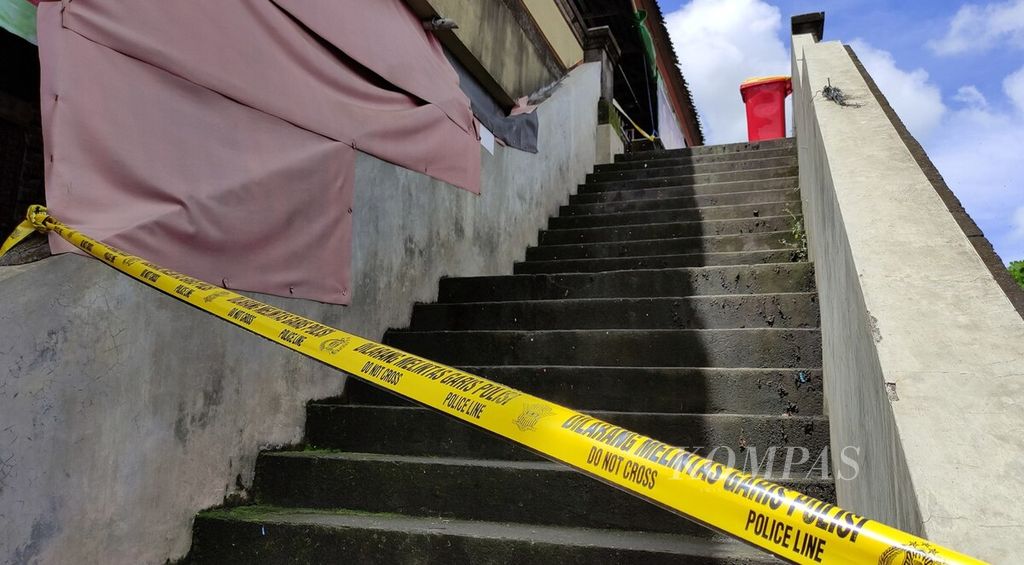 Pita garis polisi dipasang di tangga akses ke lantai dua Pasar Desa Adat Mengwi, Kabupaten Badung, Bali, Rabu (30/11/2022), setelah pasar itu terbakar pada Selasa (29/11/2022) malam.