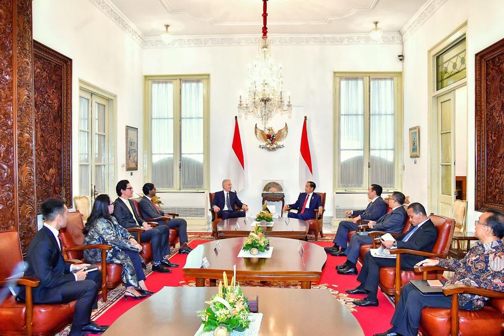 Presiden Joko Widodo menerima Tony Blair, mantan PM Inggris yang juga Executive Chairman Tony Blair Institute, di Istana Merdeka, Jakarta, Kamis (18/4/2024). Investasi sektor energi baru terbarukan sampai transformasi digital dibahas.