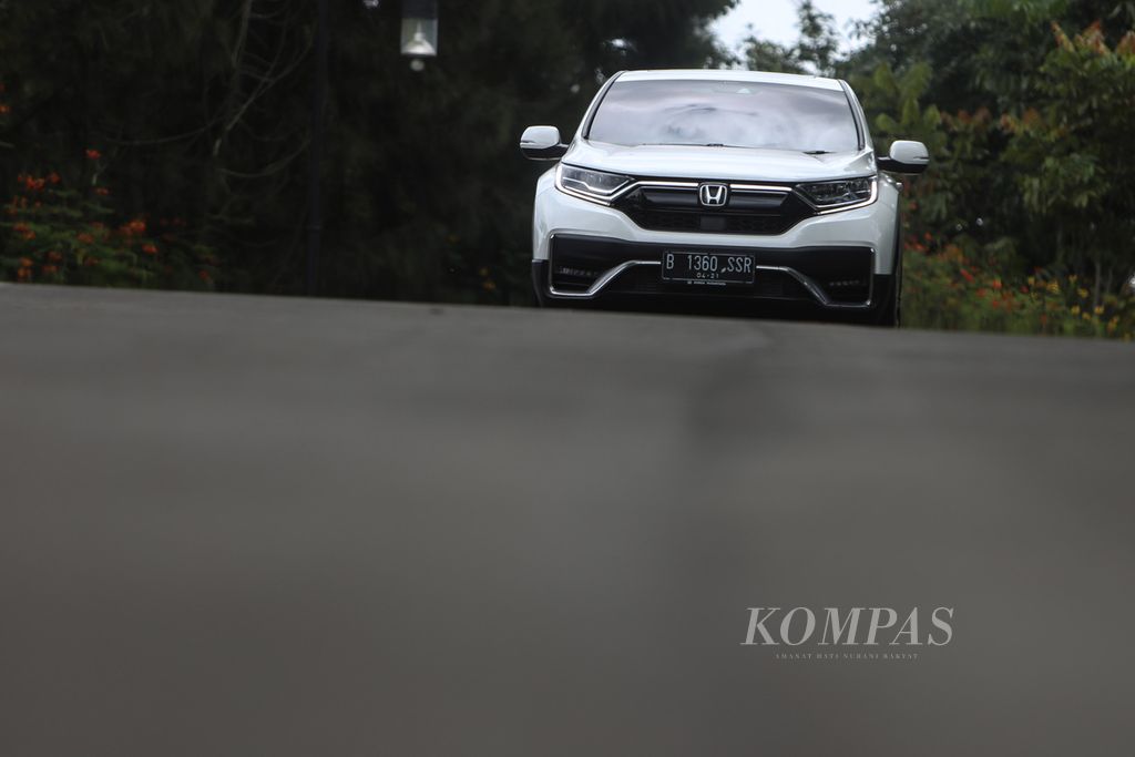 Mobil Honda CR-V Prestige 2021 melaju di Vimala Hills, Megamendung, Bogor, Jawa Barat, Jumat (12/3/2021). 