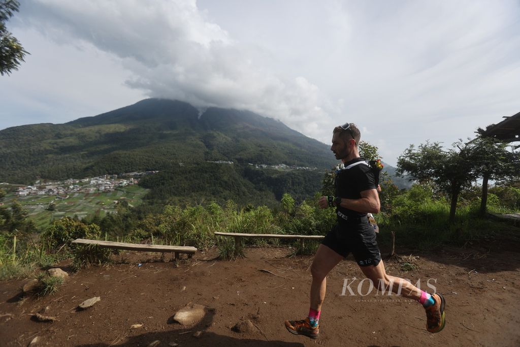 Pelari mancanegara yang bersaing di kategori Asia Trail Master melintasi rute di Bukit Mongkrang dalam ajang Siksorogo Lawu Ultra 2023 di Kabupaten Karanganyar, Jawa Tengah, Sabtu (2/12/2023).