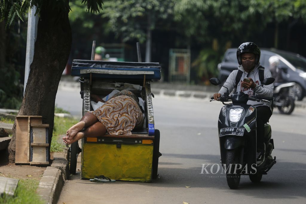 Seorang pemulung terlelap di dalam gerobaknya di kawasan Kemayoran, Jakarta, Rabu (14/9/2022). Sejumlah pihak mengkhawatirkan naiknya harga BBM bersubsidi hingga 30 persen akan berdampak pada naiknya angka kemiskinan.