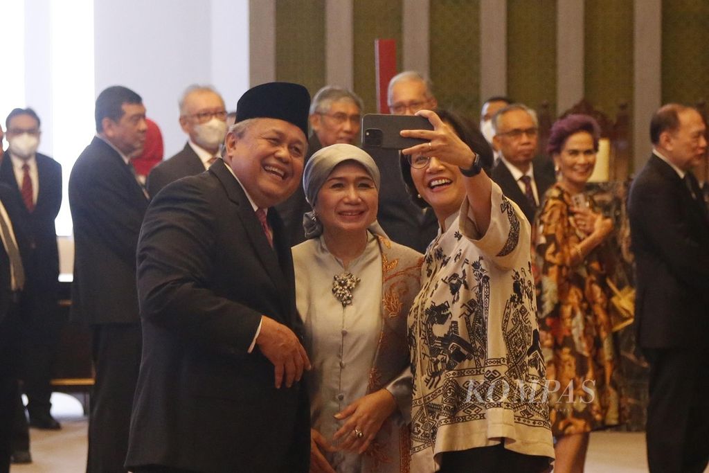 Menteri Keuangan Sri Mulyani berfoto bersama dengan Perry Warjiyo, yang baru saja dilantik sebagai Gubernur Bank Indonesia, bersama istri, di Gedung MA, Jakarta, Rabu (24/5/2023). 