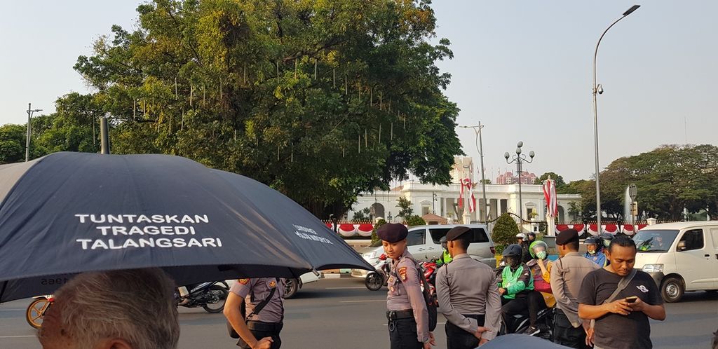 Aksi Kamisan ke-607 bertemakan ”Hari Kelam bagi HAM” pada Kamis (24/10/2019), di depan Istana Merdeka, Jakarta Pusat.