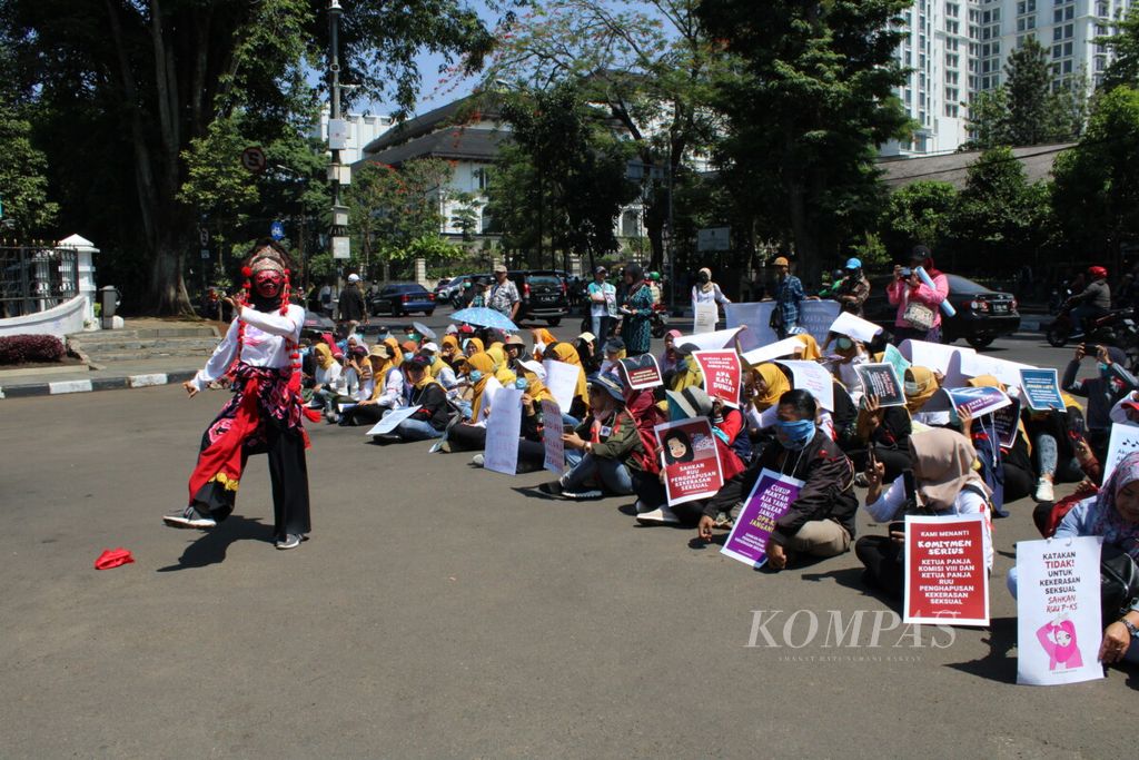 Unjuk rasa massa di bandung menuntut DPR segera mengesahkan RUU PKS 