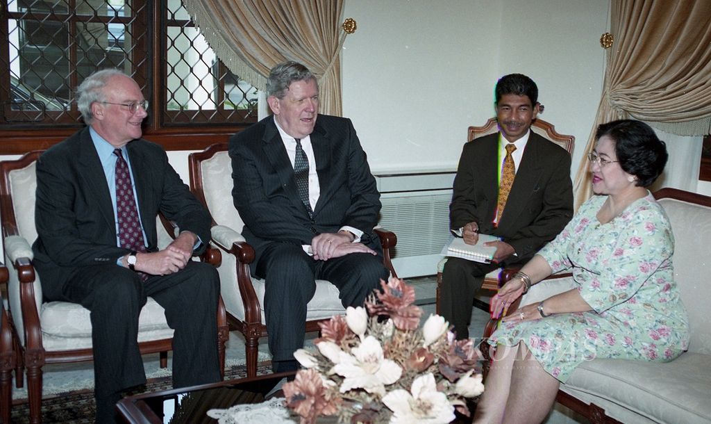 Robert S Gelbard dan James A Kelly, dubes AS untuk Indonesia dan asisten Menteri Luar Negeri AS untuk masalah Asia Timur dan Pasifik,Menemuai Presiden Megawati Soekarnoputri di Istana Negara Jakarta (1/9/2001)