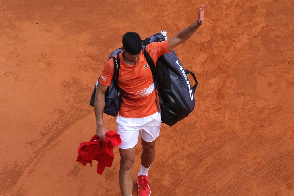 Petenis Serbia, Novak Djokovic, melambaikan tangannya seusai dikalahkan Alejandro Davidovich Fokina pada turnamen ATP Masters 1000 Monte Carlo di Monako, 12 April 2022. Djokovic takluk, 3-6, 7-6 (5), 1-6