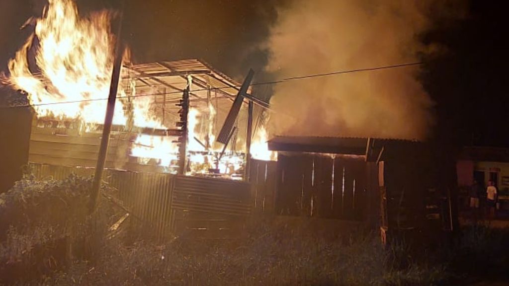 Pembakaran salah satu dari 18 rumah warga oleh sekelompok orang di Distrik Kamu, Kabupaten Dogiyai, Papua, Senin (23/5/2022).