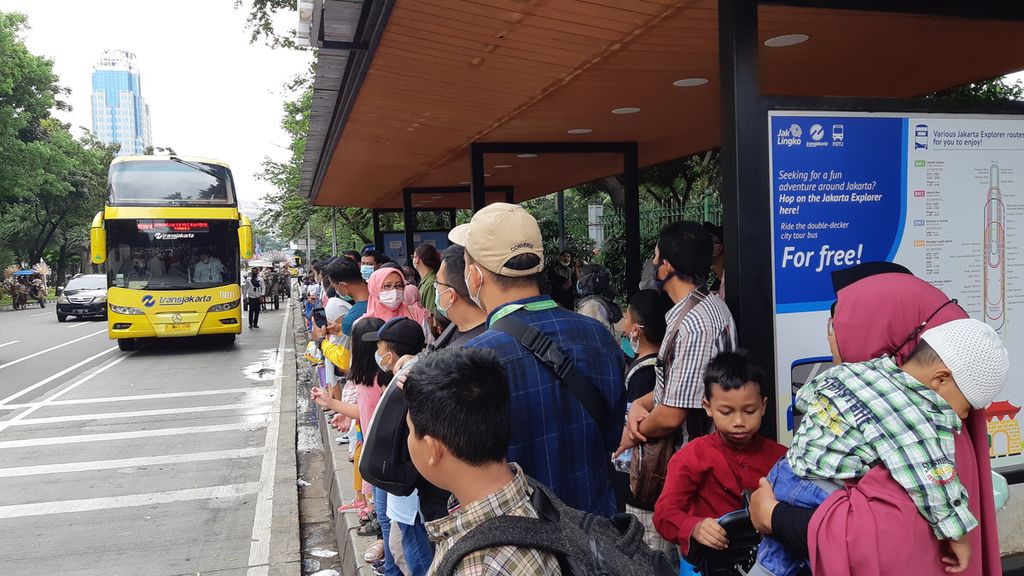 Warga DKI Jakarta dan sekitarnya antusias menggunakan layanan bus wisata Transjakarta pada libur Lebaran hari kedua, Selasa (3/5/2022). 