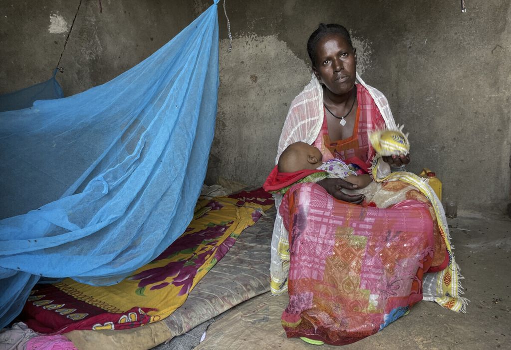 Letemariam, ibu dari enam anak yang salah satunya masih bayi, duduk di kemah pengungsi di Eritrea pada 21 Agustus 2021. Letemariam berasal dari Tigray, wilayah utara Etiopia yang dilanda konflik. Ia terpaksa menjadi pengungsi ketika sedang hamil tujuh bulan.