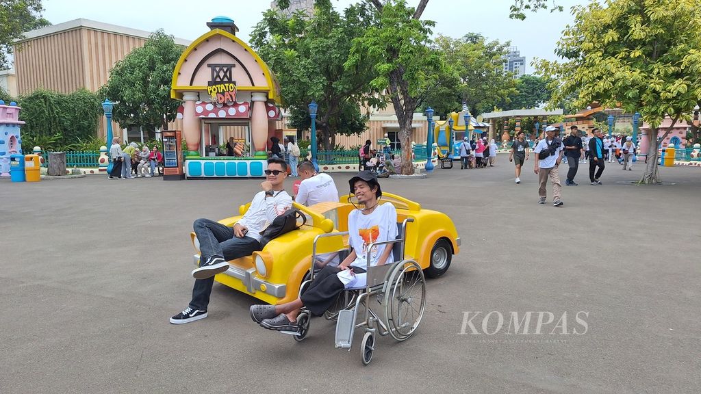 Penyandang disabilitas menikmati kegiatan Hari Disabilitas Internasional di Dufan, Ancol Taman Impian, Jakarta Utara, Kamis (7/12/2023).