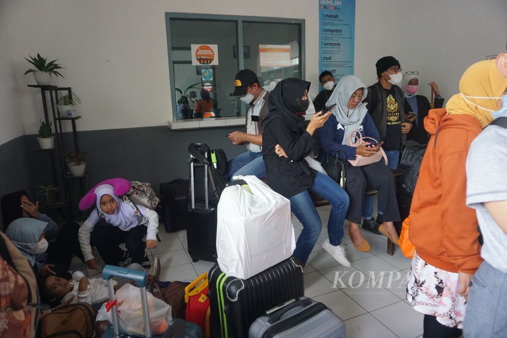 Penumpang Kereta Api Turangga dari Surabaya ke Bandung tertahan di Stasiun Jeruklegi, Cilacap, Jawa Tengah, lebih dari 10 jam pada Sabtu (8/10/2022). Di Cilacap terdapat lima lokasi amblesan akibat banjir yang menyebabkan 13 perjalanan kereta terganggu.