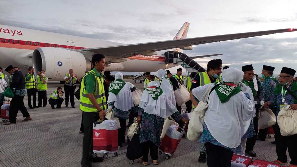 Kloter pertama calon jemaah haji embarkasi Lombok naik ke pesawat yang akan menerbangkan mereka ke Tanah Suci, Rabu (7/6/2023). 