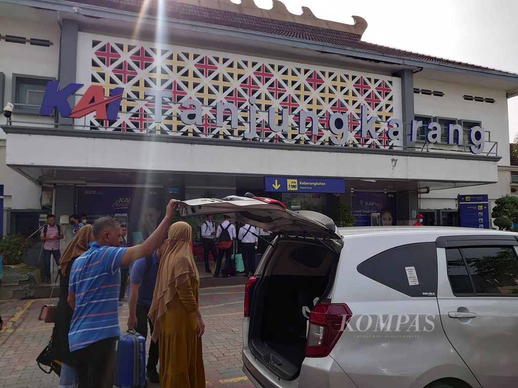 Pelayanan kereta api penumpang di Stasiun Tanjung Karang, Bandar Lampung, berangsur normal pada Selasa (8/11/2022). Sejumlah perjalanan KA penumpang Lampung-Sumatera Selatan sempat dibatalkan akibat dampak insiden kecelakaan kereta babaranjang.