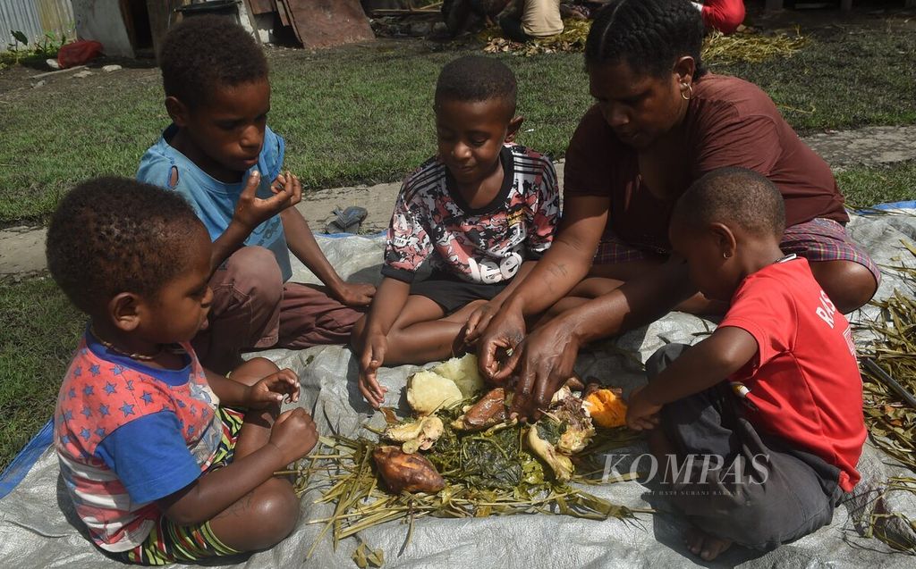 Keluarga di Wamena, Kabupaten Jayawijaya Papua, makan ubi, daging ayam, dan sayur bersama-sama di rumahnya. Foto diambil tahun 2021 saat Ekspedisi Tanah Papua.